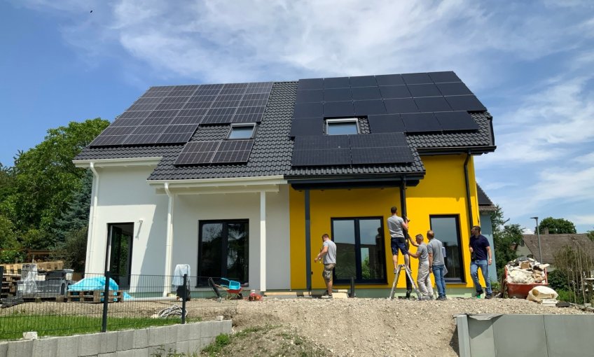 Die Module der Photovoltaikanlage wurden auf dem Dach des Hauses montiert.