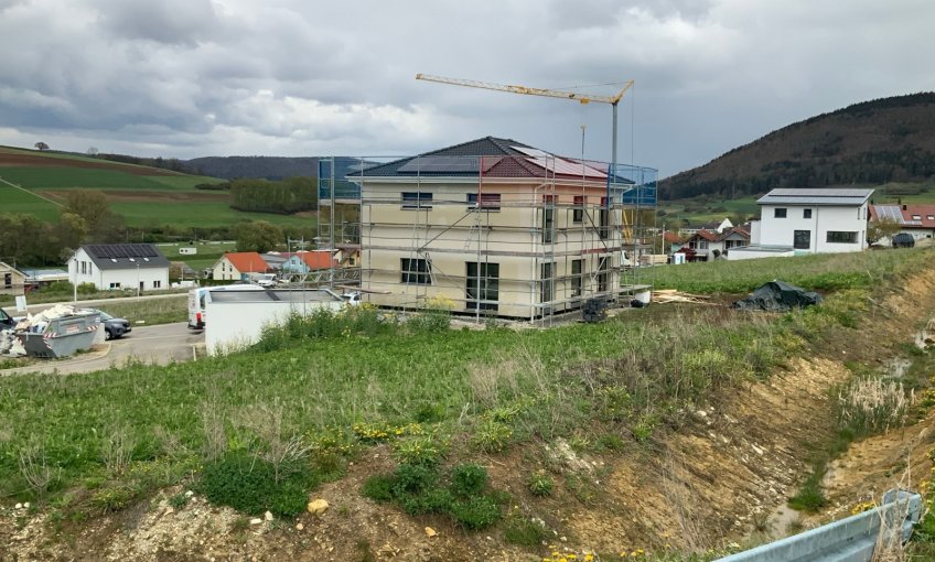 Sonnenlicht wird von den auf dem Dach montierten Solarmodulen in Energie umgewandelt.