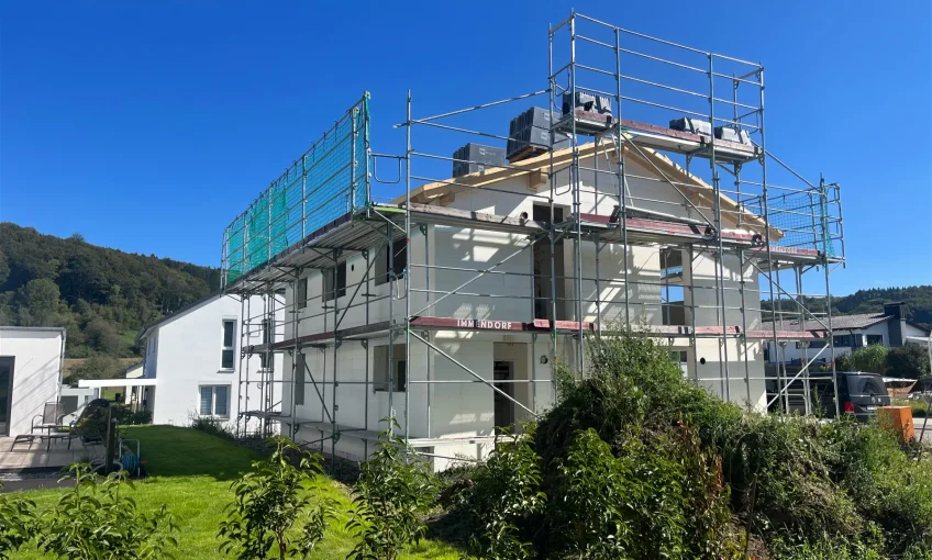 Das Dach ist fertiggestellt. Jetzt müssen nur noch die Fenster und Türen eingebaut werden, dann ist der Rohbau geschlossen.