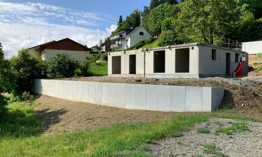 Die Stützmauer aus L-Steinen wurden in der Zwischenzeit auch eingebaut.