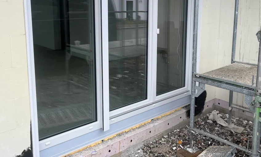 Das große Fenster mit späterem Zugang nach draußen wurde eingebaut.